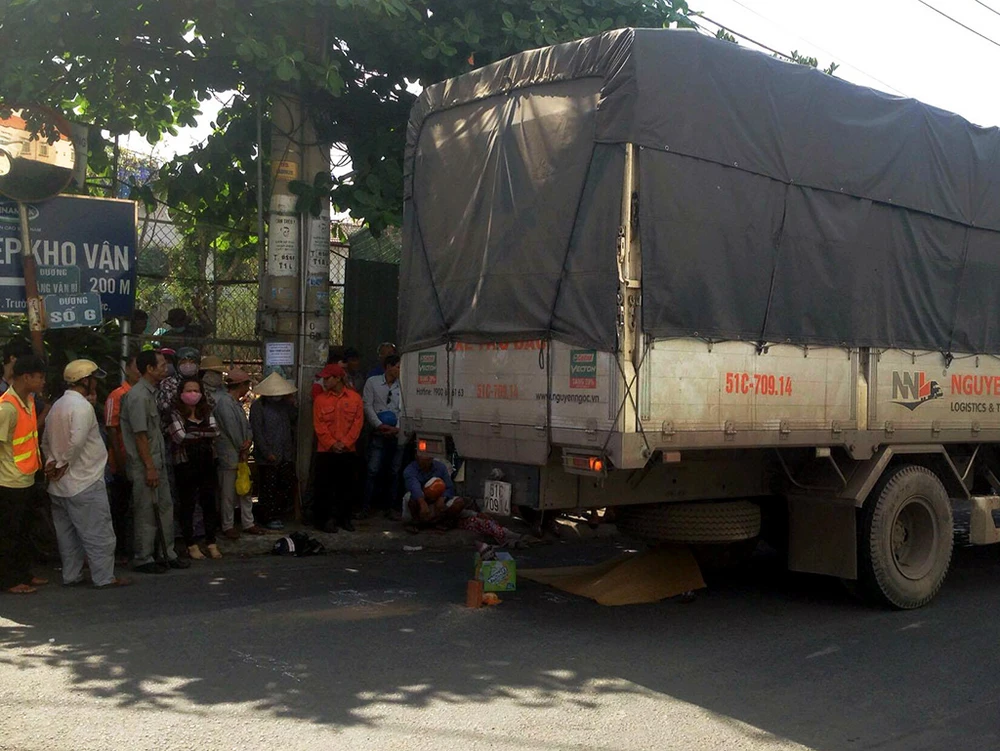 Cô gái bị xe tải cán phải khi va chạm với chiếc xe container.